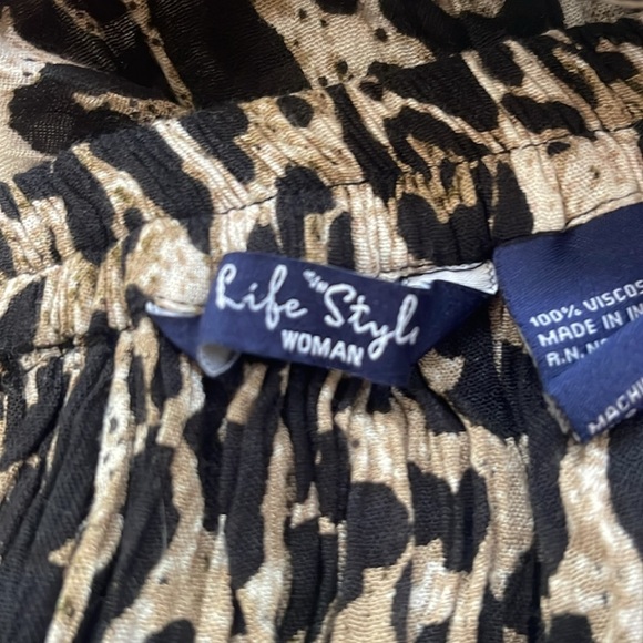 Life & Style black and tan pleated animal print skirt with elastic band. Size 1X - Picture 5 of 7